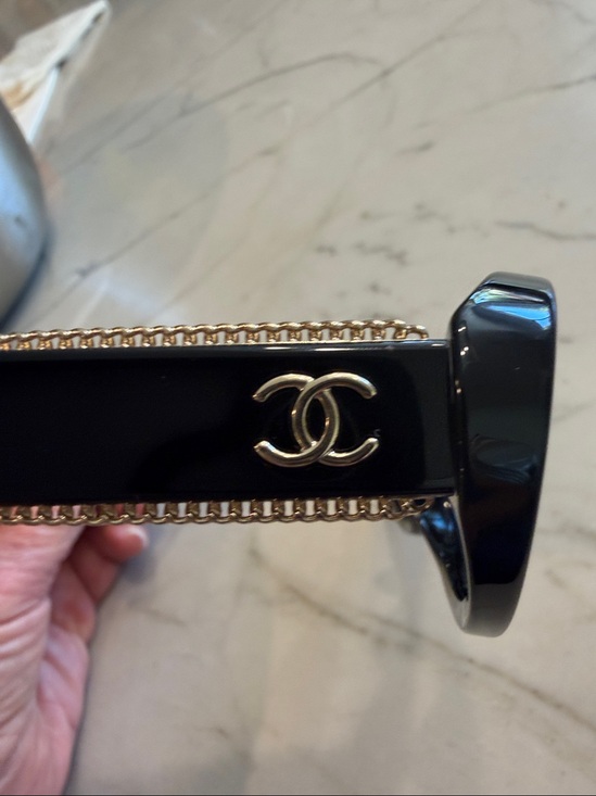 CHANEL Black Oval Women\'s Sunglasses with Dark Lenses Polarized. main image 4